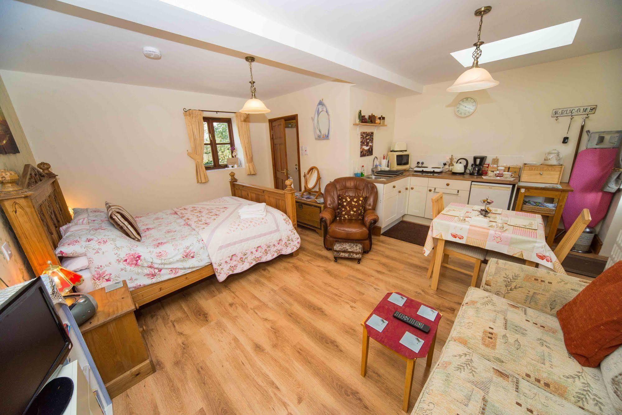 Stunning Countryside Views & Private Balcony! Cozy Room, 3 Miles To Lyme Regis - Free Parking & Wifi แอ็กซ์มินสเตอร์ ภายนอก รูปภาพ