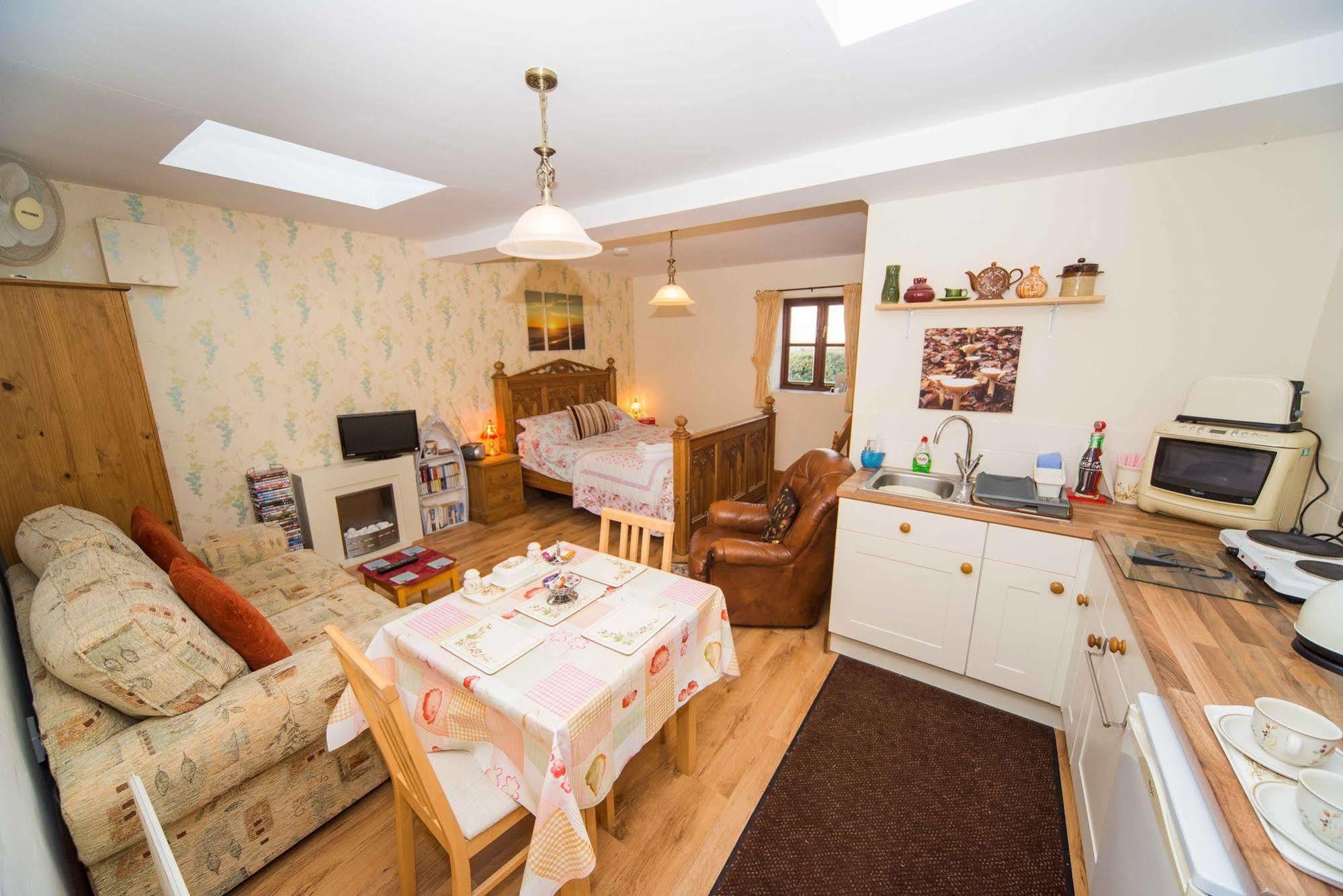 Stunning Countryside Views & Private Balcony! Cozy Room, 3 Miles To Lyme Regis - Free Parking & Wifi แอ็กซ์มินสเตอร์ ภายนอก รูปภาพ