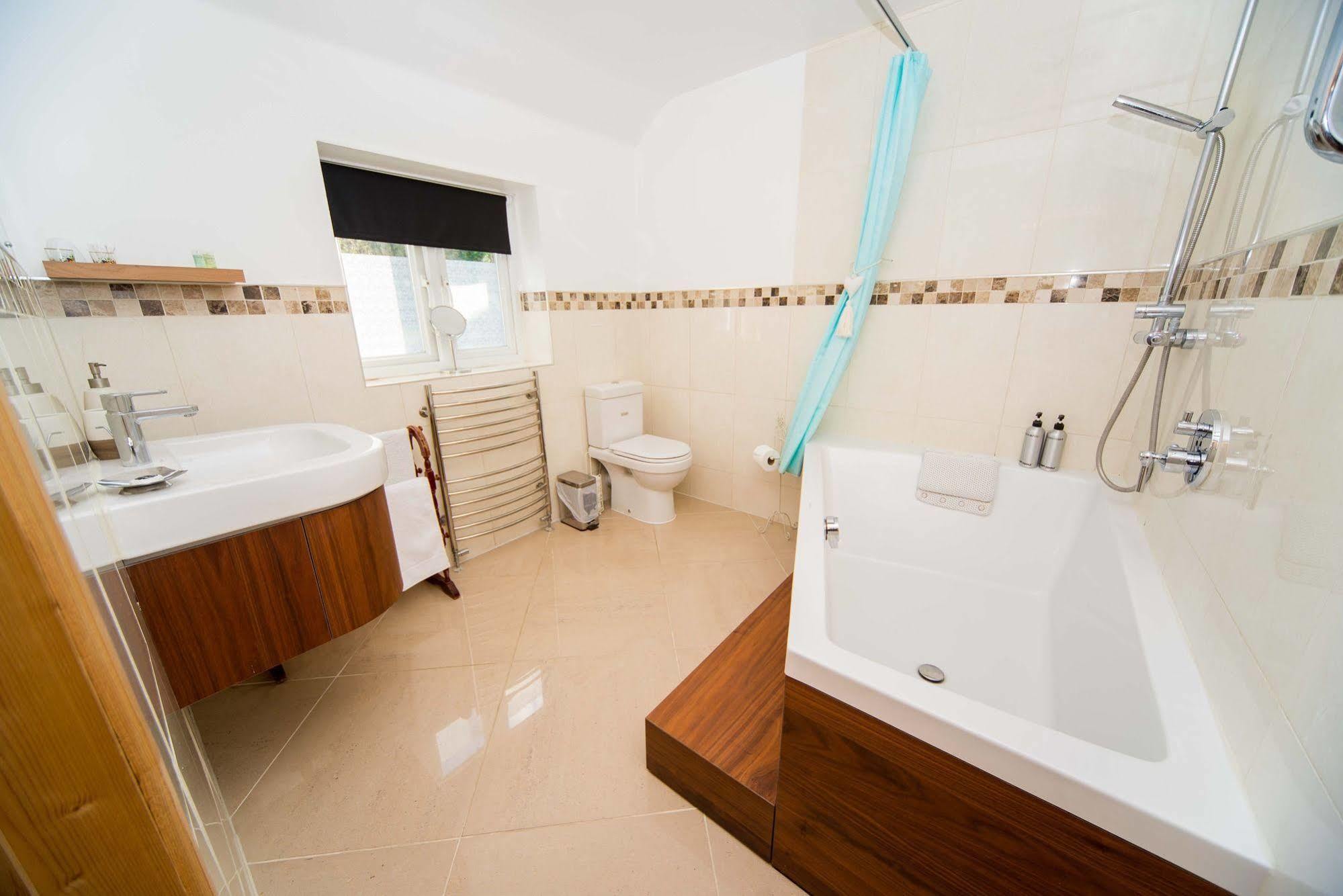 Stunning Countryside Views & Private Balcony! Cozy Room, 3 Miles To Lyme Regis - Free Parking & Wifi แอ็กซ์มินสเตอร์ ภายนอก รูปภาพ