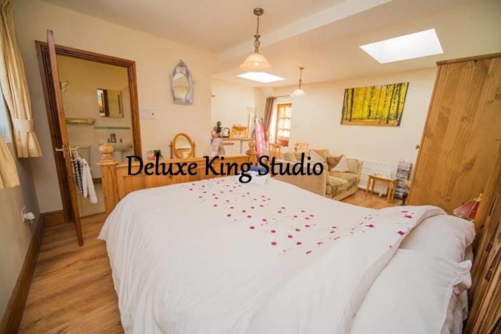 Stunning Countryside Views & Private Balcony! Cozy Room, 3 Miles To Lyme Regis - Free Parking & Wifi แอ็กซ์มินสเตอร์ ภายนอก รูปภาพ
