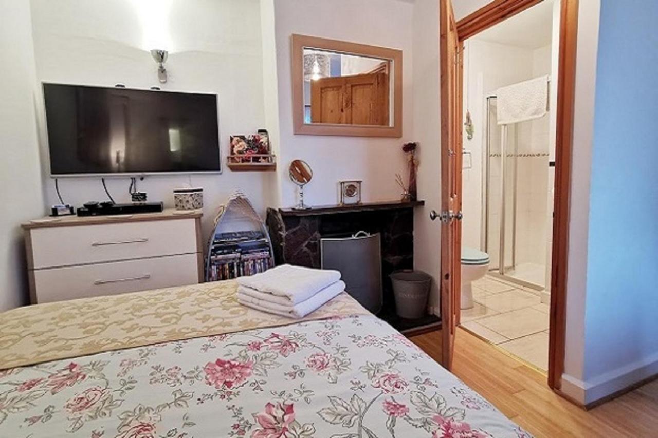 Stunning Countryside Views & Private Balcony! Cozy Room, 3 Miles To Lyme Regis - Free Parking & Wifi แอ็กซ์มินสเตอร์ ภายนอก รูปภาพ